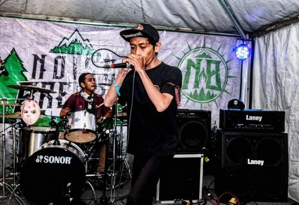 Band asal Makassar, Kamar Gelap, saat tampil di Noise Breeze Fest yang berlangsung di Hutan Pinus Bissolorio Gowa pada 8 Oktober 2022. (Instagram.com/kamargelap666)