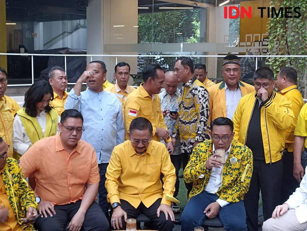 Ridwan Kamil (kiri bawah) saat mengunjungi Kantor DPD Golkar DKI Jakarta pada Sabtu (24/8/2024). (IDN Times/Lia Hutasoit)