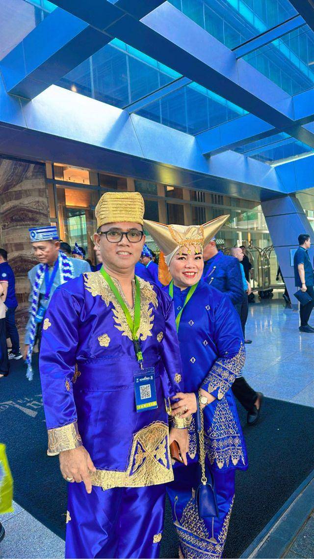 potret artis pakai baju adat di ultah partai (instagram.com/dewizuhriati)