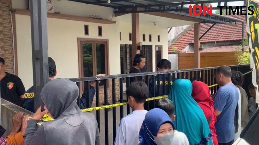 Warga sesaki rumah pelaku saat rekonstruksi yang digelar oleh polisi. (IDN Times/Teri).
