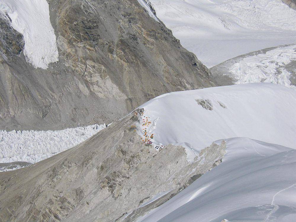 wilayah camp I Gunung Cho Oyu dilihat dari atas punggungan bukit (commons.wikimedia.org/Dirk Groeger)