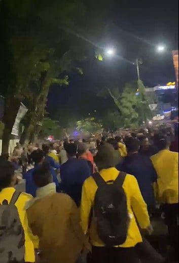 Aksi demonstrasi mahasiswa dan kelompok masyarakat di Kalimantan Selatan (Kalsel) yang bertujuan mengawal putusan Mahkamah Konstitusi (MK) terkait Undang-Undang Pilkada, berakhir ricuh pada Jumat (23/8/2024). Screenshoot video istimewa