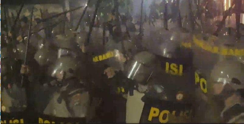 Aksi demonstrasi mahasiswa dan kelompok masyarakat di Kalimantan Selatan (Kalsel) yang bertujuan mengawal putusan Mahkamah Konstitusi (MK) terkait Undang-Undang Pilkada, berakhir ricuh pada Jumat (23/8/2024). Screenshoot video istimewa