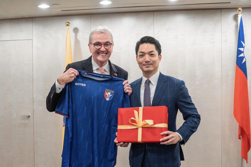 Chiang Wan An (kanan) dan Gubernur New Jersey, Phill Murphy (twitter.com/WananChiang)
