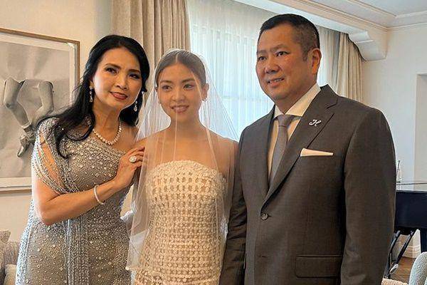 potret keluarga Tanoesoedibjo di pernikahan Clarissa (instagram.com/valenciatanoe)