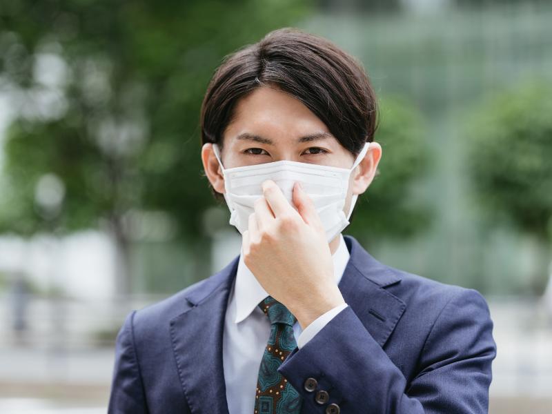 Ilustrasi orang pakai masker (chachamal from Getty Images via Canva Pro)