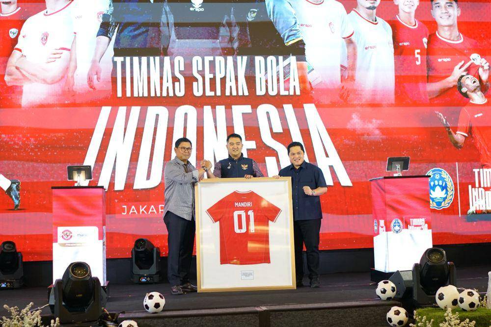 Bank Mandiri kembali menegaskan komitmennya dalam berkontribusi memajukan olahraga Indonesia, termasuk sepak bola nasional yang menjadi salah satu cabang olahraga paling diminati masyarakat. (Dok. Bank Mandiri)