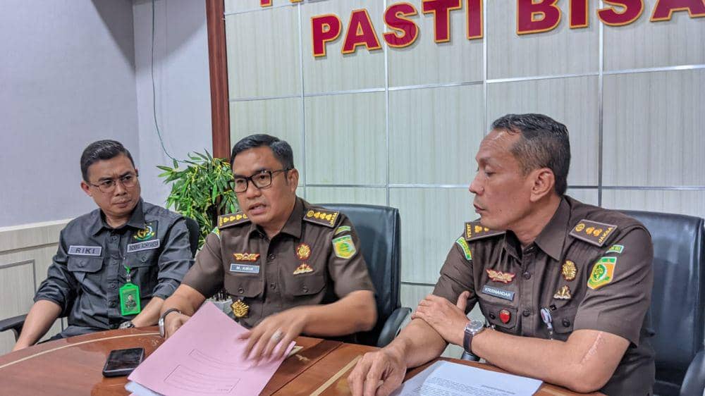 Aspidsus Kejati Lampung, M Amin mengumumkan penetapan tersangka korupsi pada PDAM Way Rilau. (Dok. Kejati Lampung).