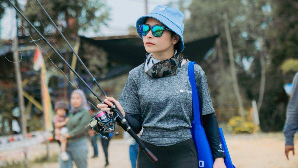 potret Prilly Latuconsina saat mancing ikan (instagram.com/prillylatuconsina96)