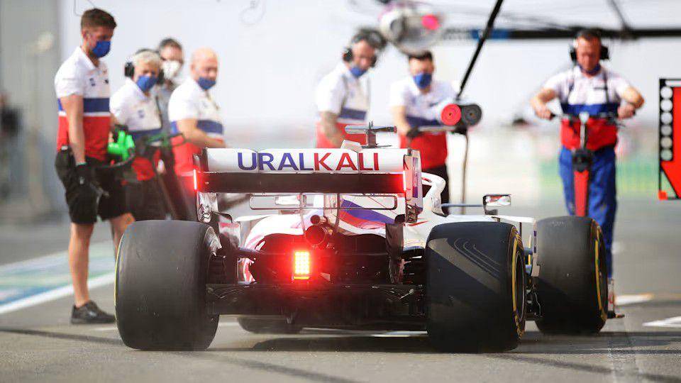 Logo Uralkali terpampang di sayap belakang mobil VF-21. (formula1.com)