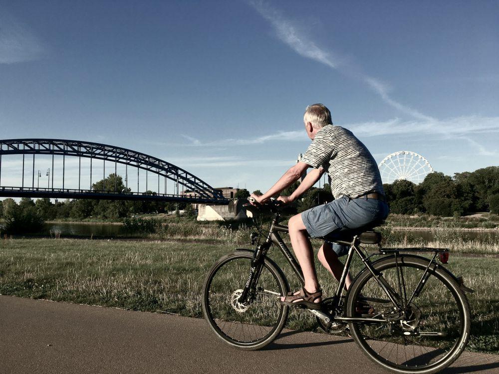 ilustrasi bersepeda di Jerman (unsplash.com/Maheshkumar Painam)