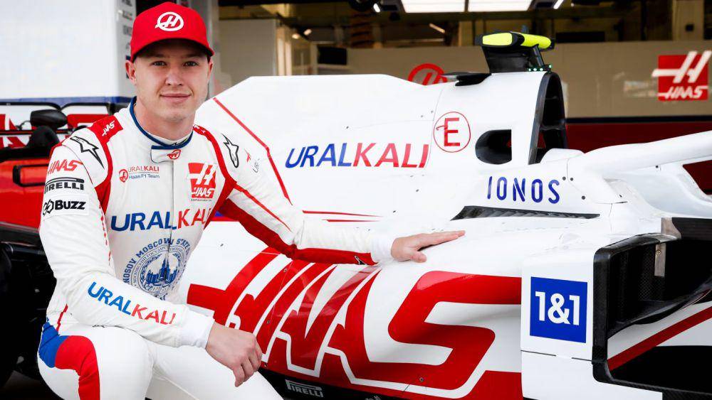 Nikita Mazepin berfoto dengan VF-21 dalam sesi peluncuran jelang bergulirnya Formula 1 2021. (formula1.com)