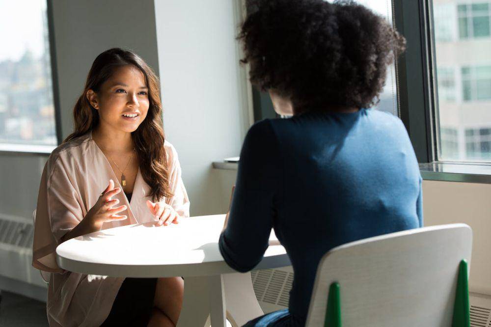 Tersenyum dan jaga kontak mata. (Pexels.com/Christina Morillo)