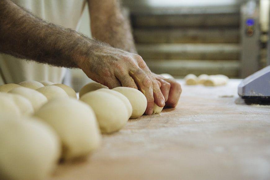 Ilustrasi membulatkan adonan sebelum diproofing (unsplash.com/@victorrdez)