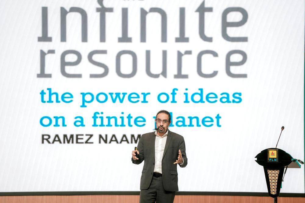 Climate tech investor, clean energy advocate, award-winning author, Ramez Naam, saat menjadi pembicara Joint Executice Leadership Training PLN di Jakarta, Jumat (23/8). (Herka Yanis/IDN)