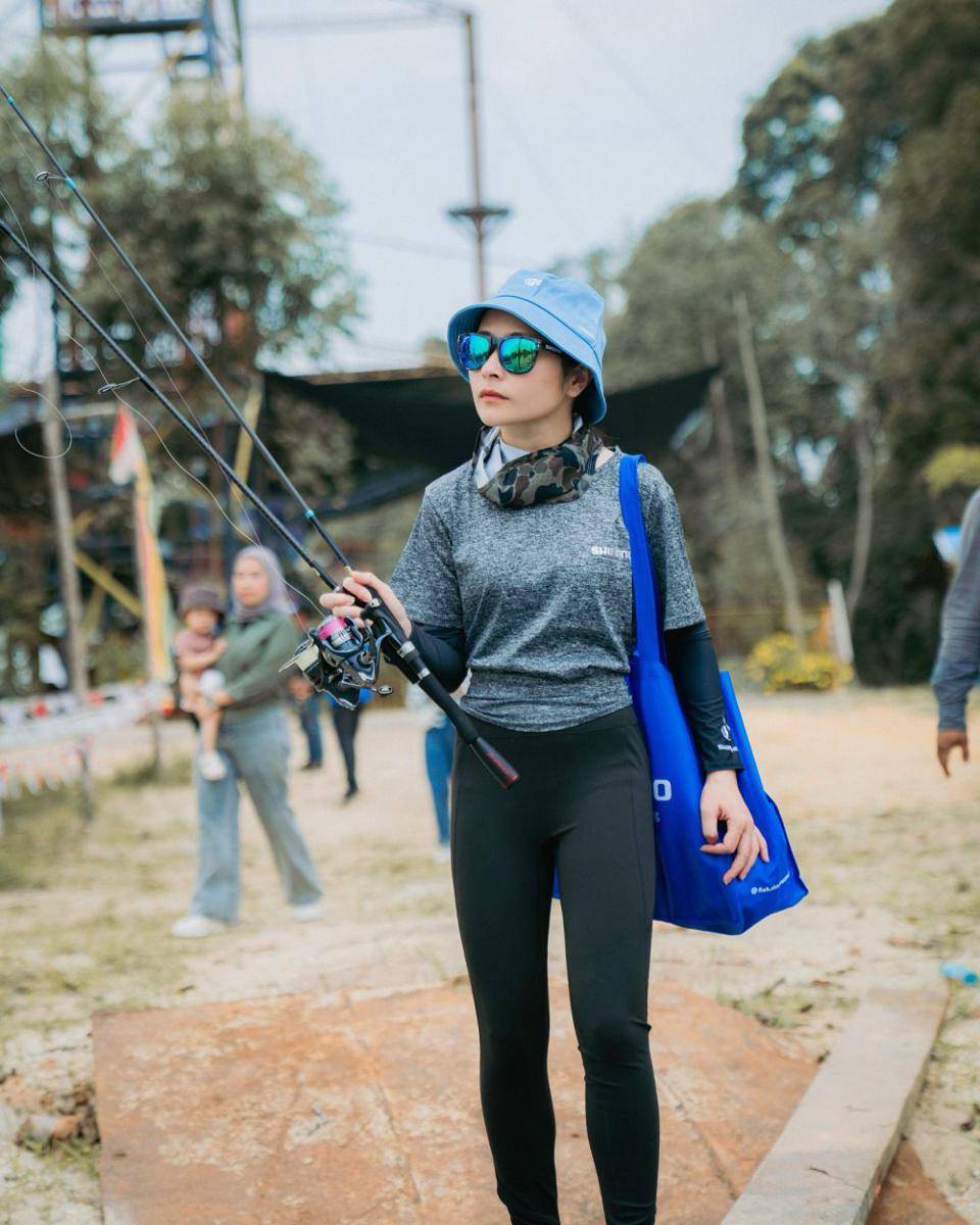 potret Prilly Latuconsina saat mancing ikan (instagram.com/prillylatuconsina96)