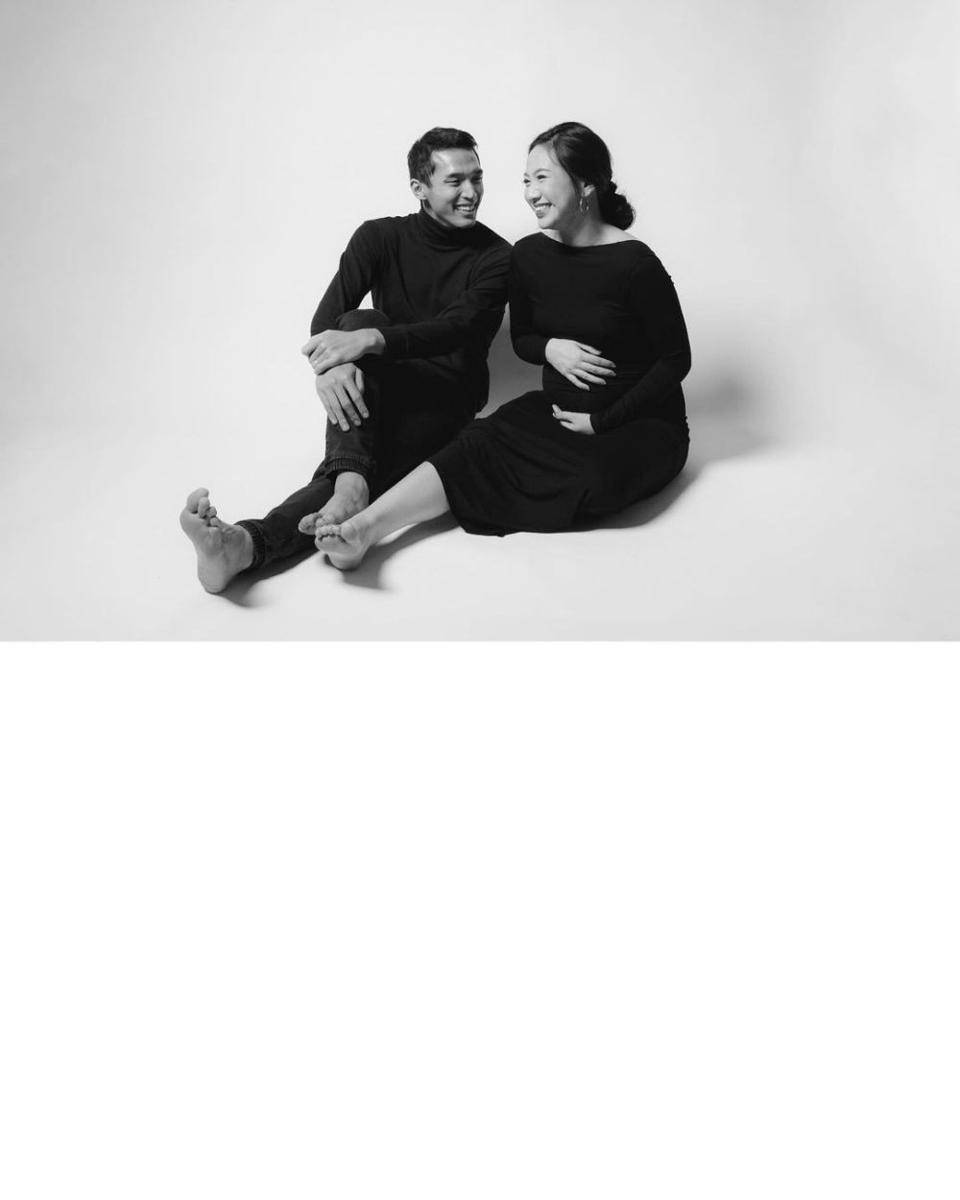 Maternity photo Shanju dan Jonatan Christie. (bareodds.kind via instagram.com/shanju)