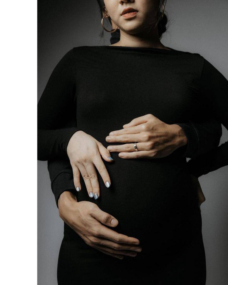 Maternity photo Shanju dan Jonatan Christie. (bareodds.kind via instagram.com/shanju)
