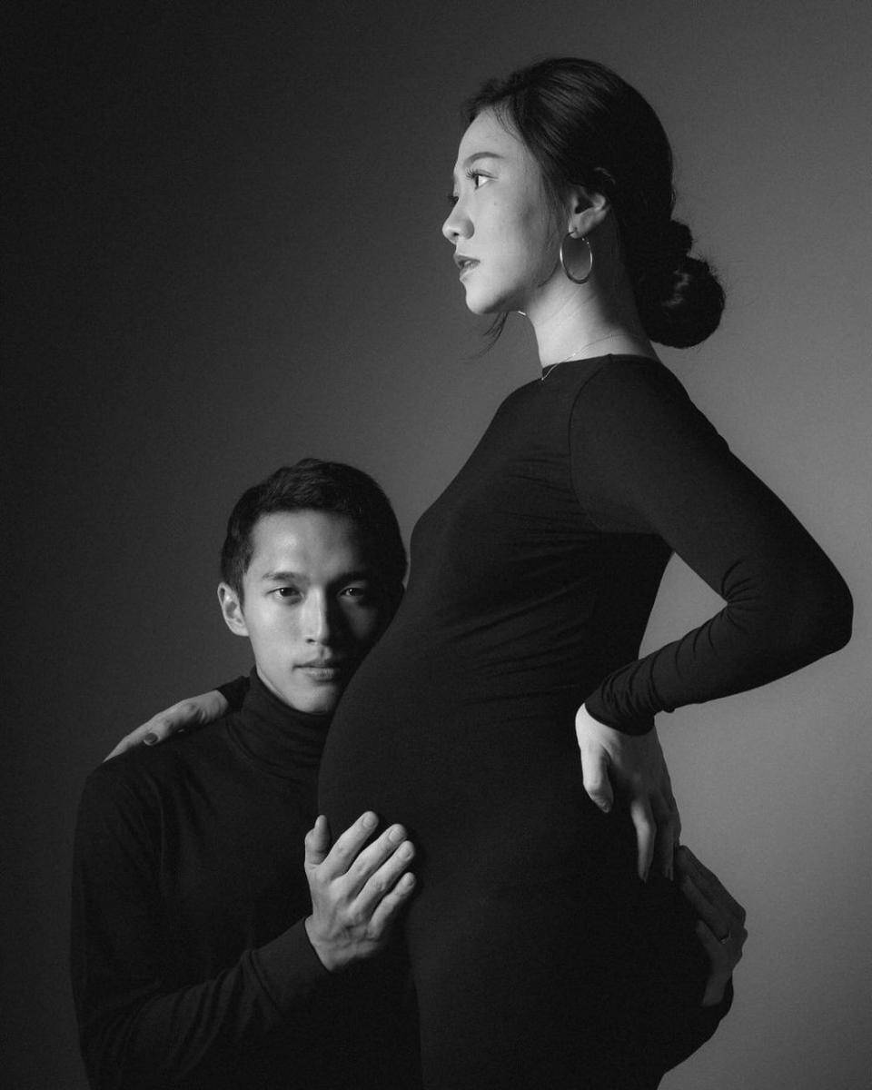 Maternity photo Shanju dan Jonatan Christie. (bareodds.kind via instagram.com/shanju)