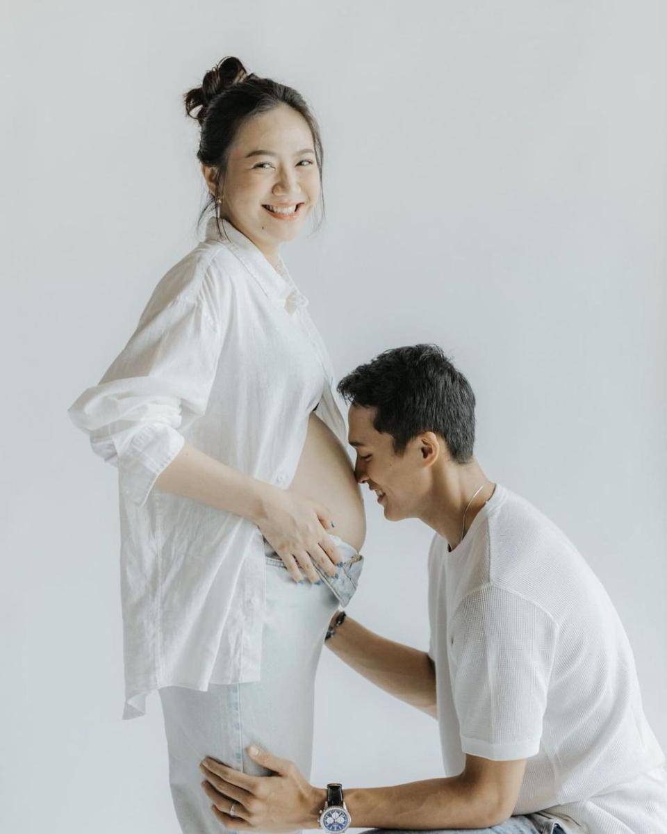 Maternity photo Shanju dan Jonatan Christie. (bareodds.kind via instagram.com/shanju)