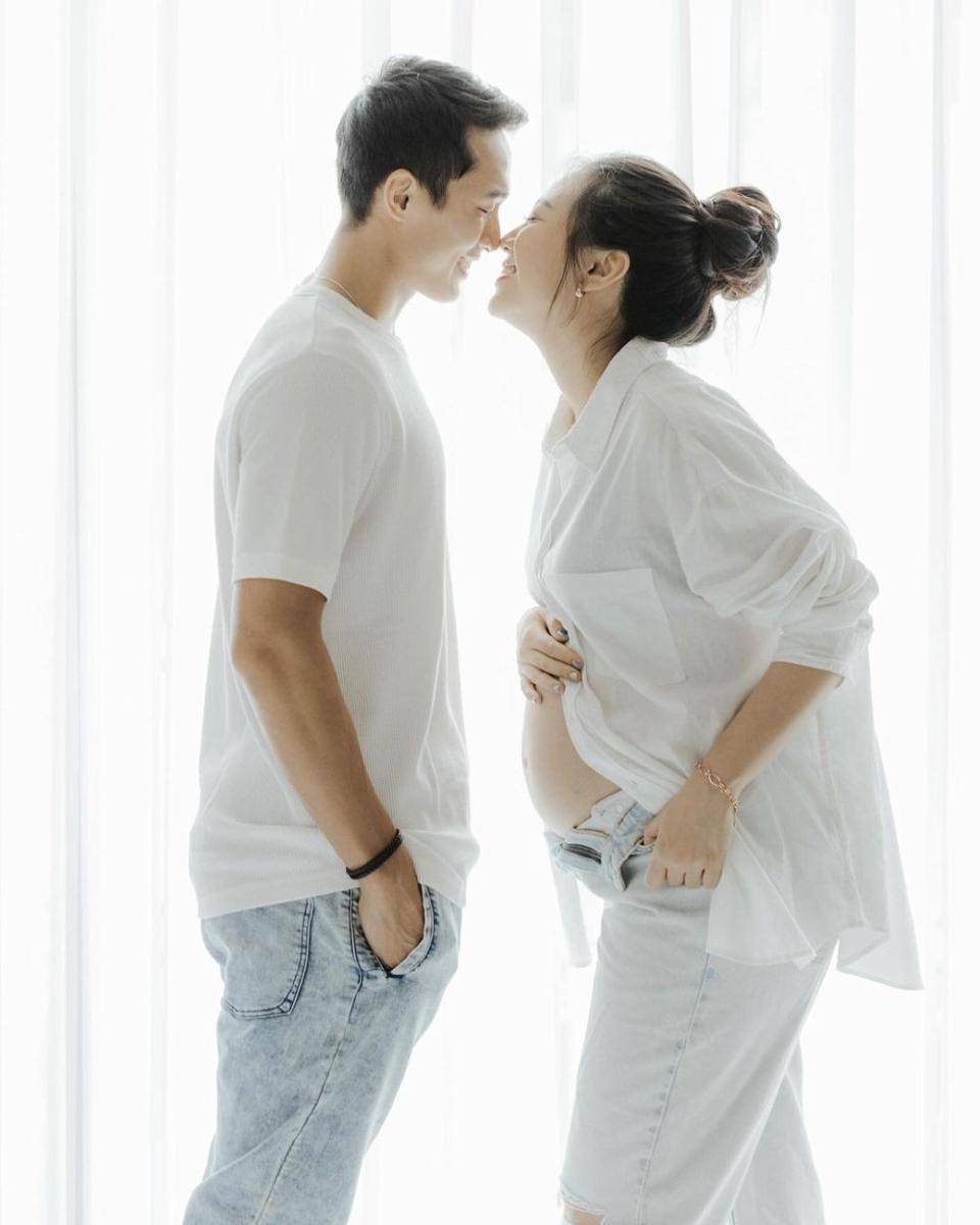 Maternity photo Shanju dan Jonatan Christie. (bareodds.kind via instagram.com/shanju)