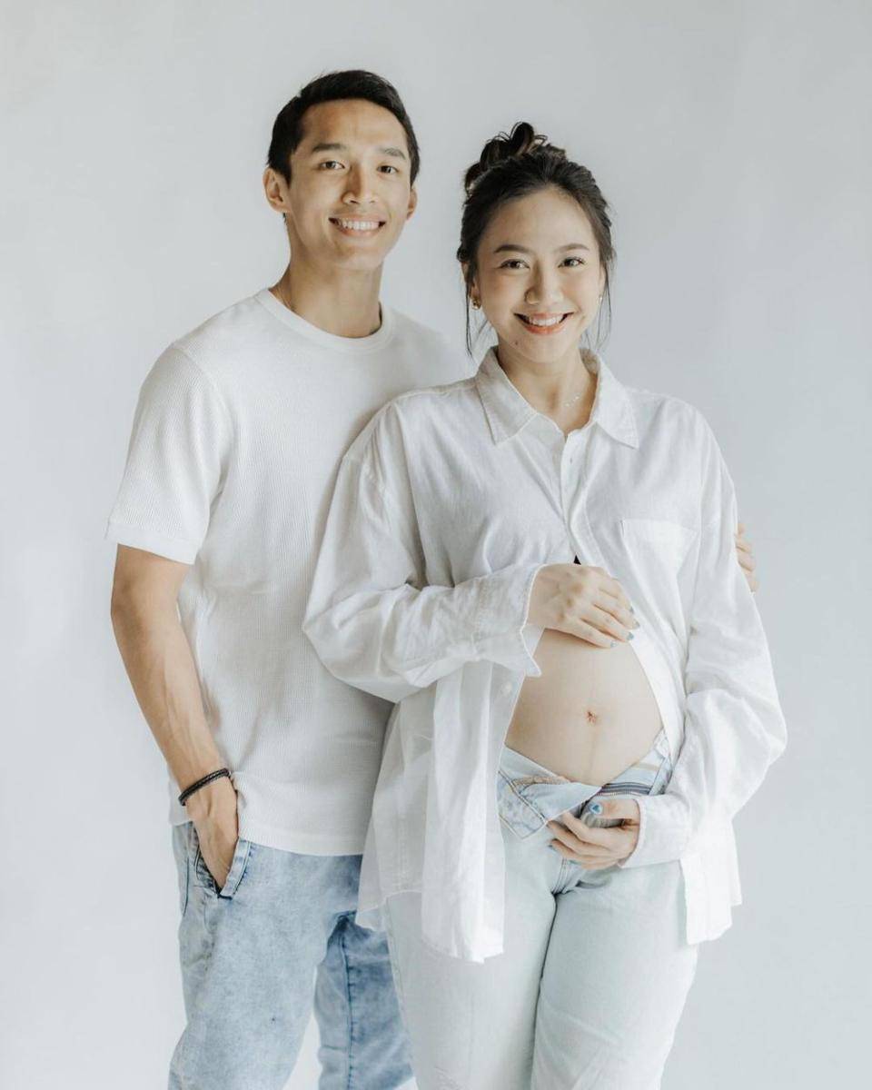 Maternity photo Shanju dan Jonatan Christie. (bareodds.kind via instagram.com/shanju)