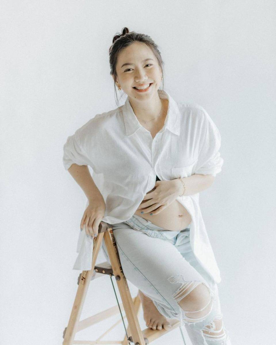 Maternity photo Shanju dan Jonatan Christie. (bareodds.kind via instagram.com/shanju)
