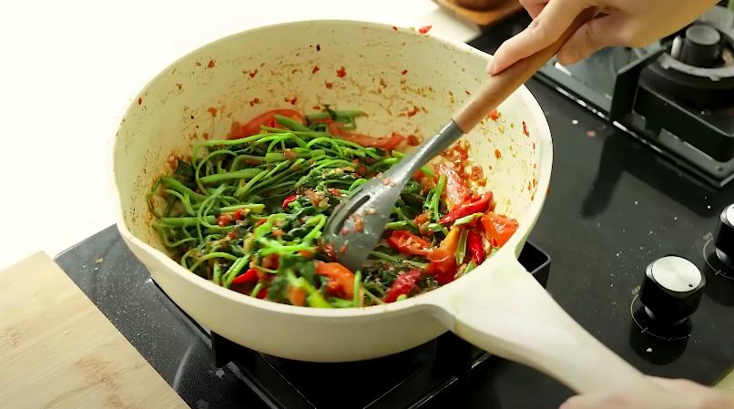 ilustrasi memasak tumis kangkung terasi (YouTube.com/Devina Hermawan)