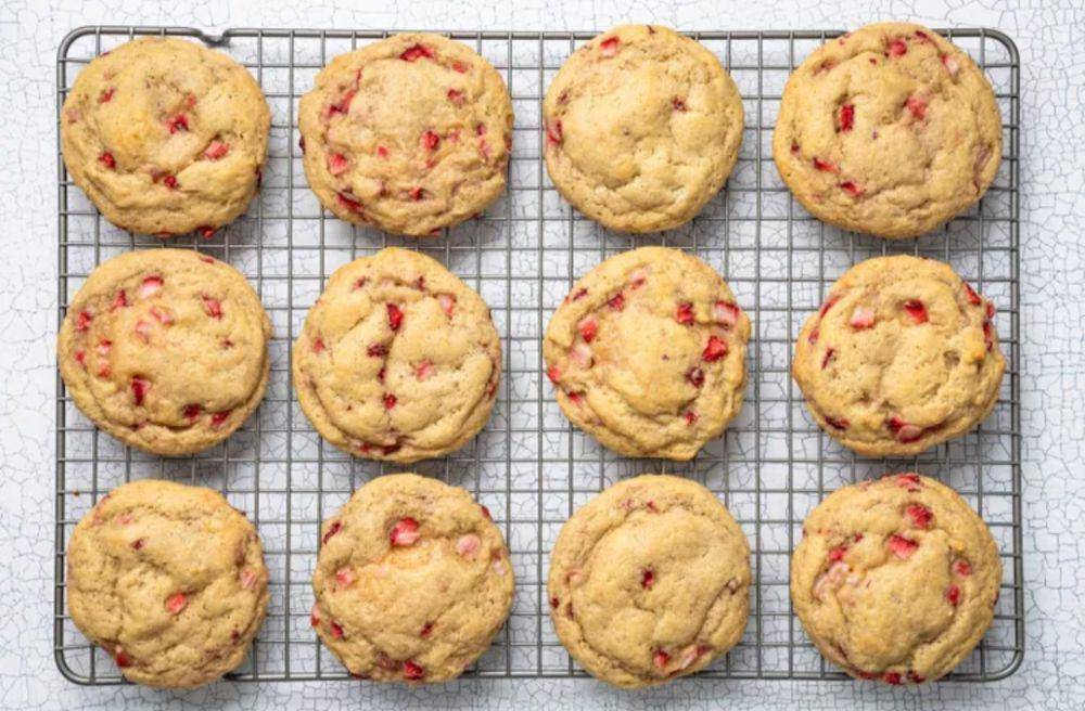 ilustrasi strawberry cheesecake cookies (simplyrecipes.com/Mark Beahm)