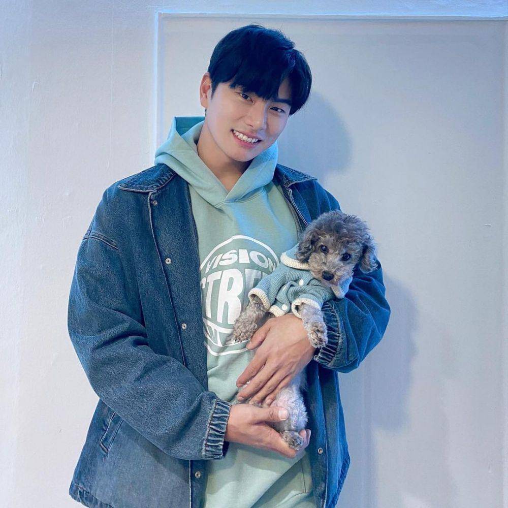 Lee Yi Kyung (instagram.com/luvlk89)