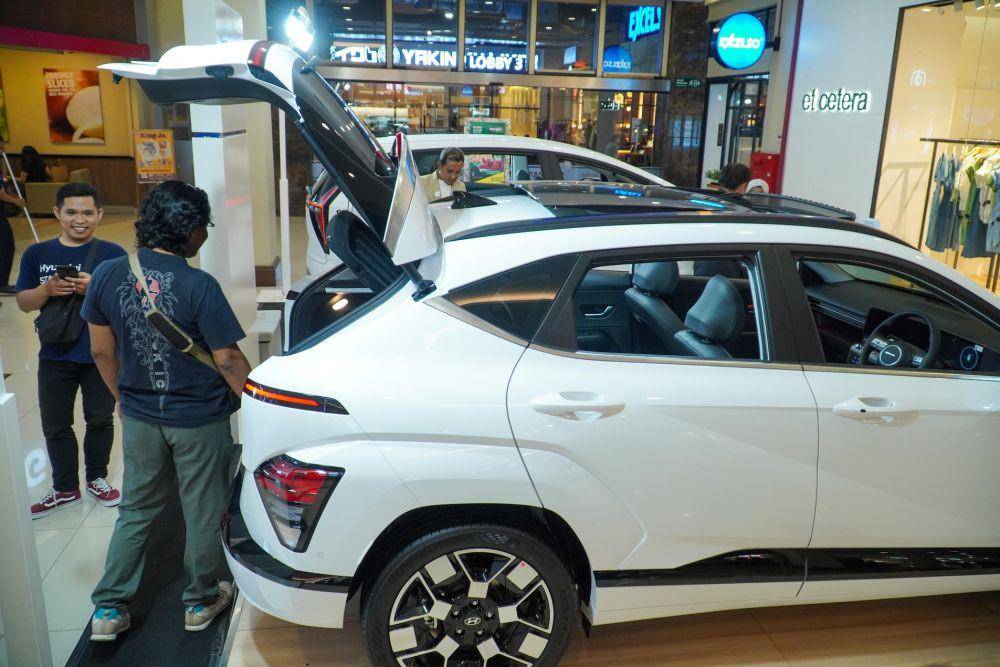 PT Hyundai Motors Indonesia mengenalkan mobil listrik All New Kona Electric di Mal Paragon Solo, 24-25 Agustus 2024. (dok. Hyundai)