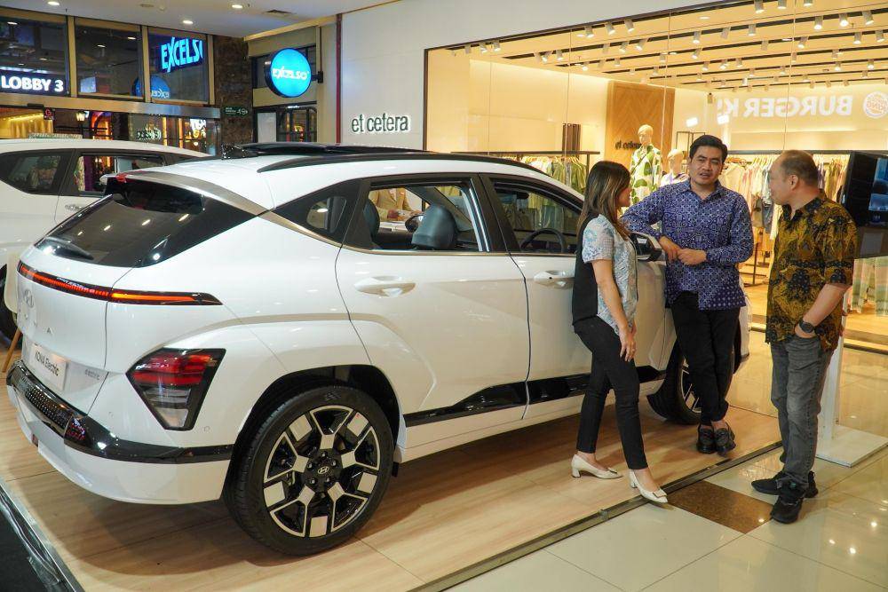 PT Hyundai Motors Indonesia mengenalkan mobil listrik All New Kona Electric di Mal Paragon Solo, 24-25 Agustus 2024. (dok. Hyundai)