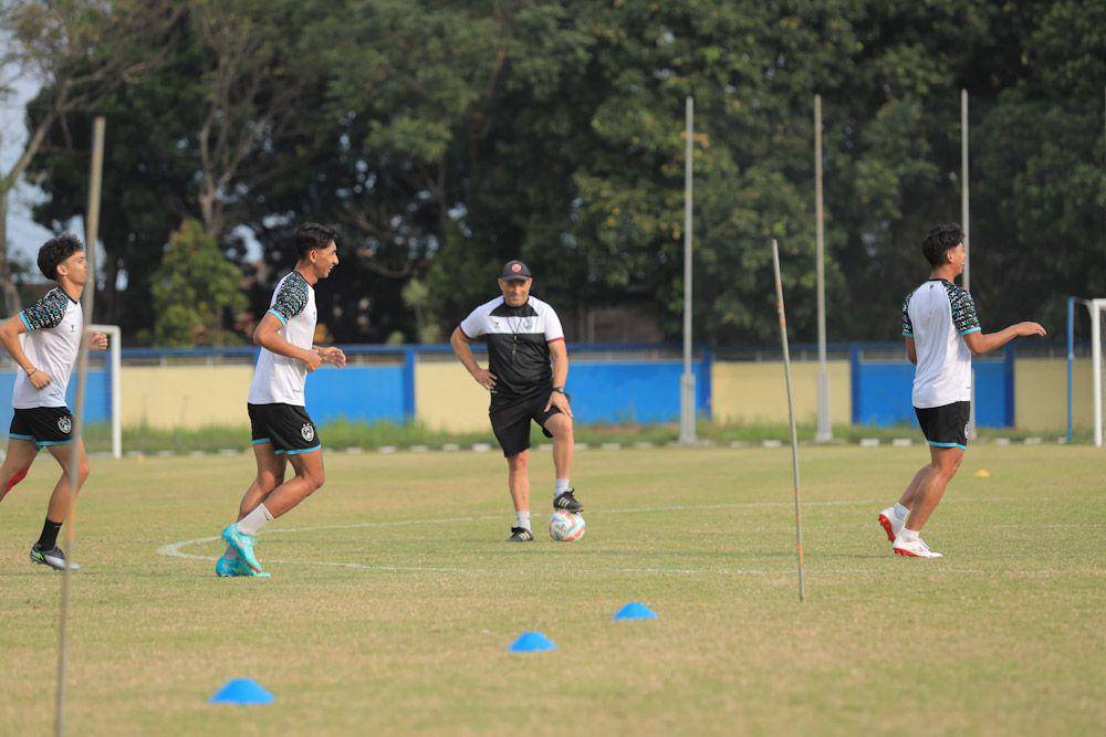 Para pemain PSM Makassar dalam sesi latihan di Kota Bandung, Jawa Barat, pada 24 Juli 2024. (Dok. PT Liga Indonesia Baru)