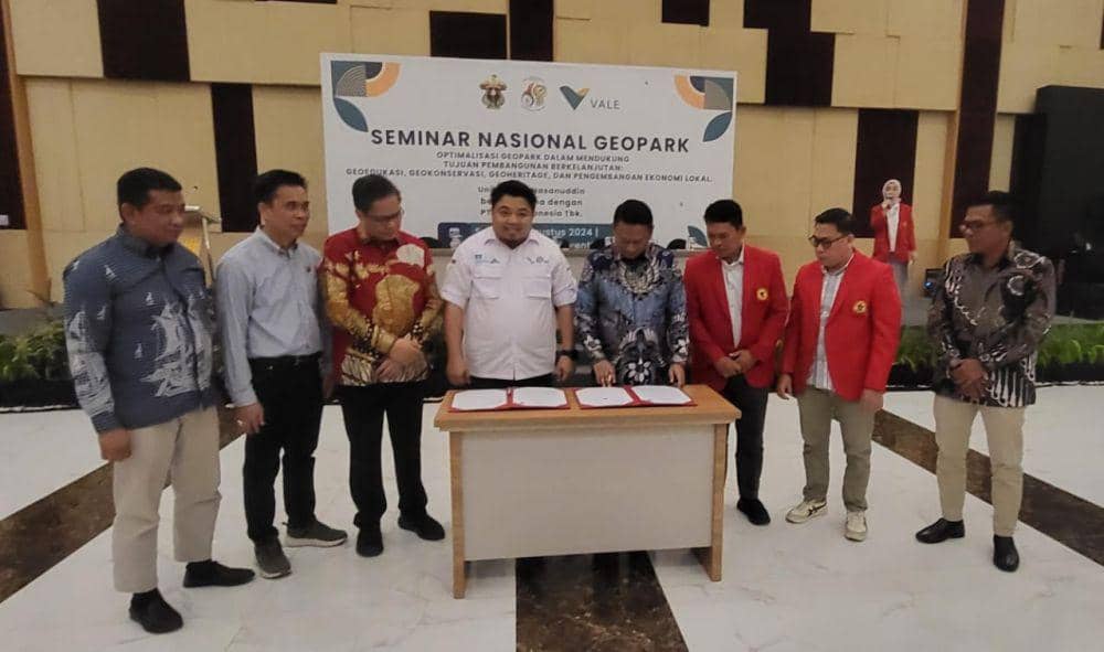 Penandatanganan deklarasi pembentukan Pusat Kajian Riset Geopark Indonesia yang berlangsung setelah acara Seminar Nasional Geopark yang berlangsung di Hotel Unhas Tamalanrea pada Sabtu 24 Agustus 2024. (Dok. Humas Unhas)