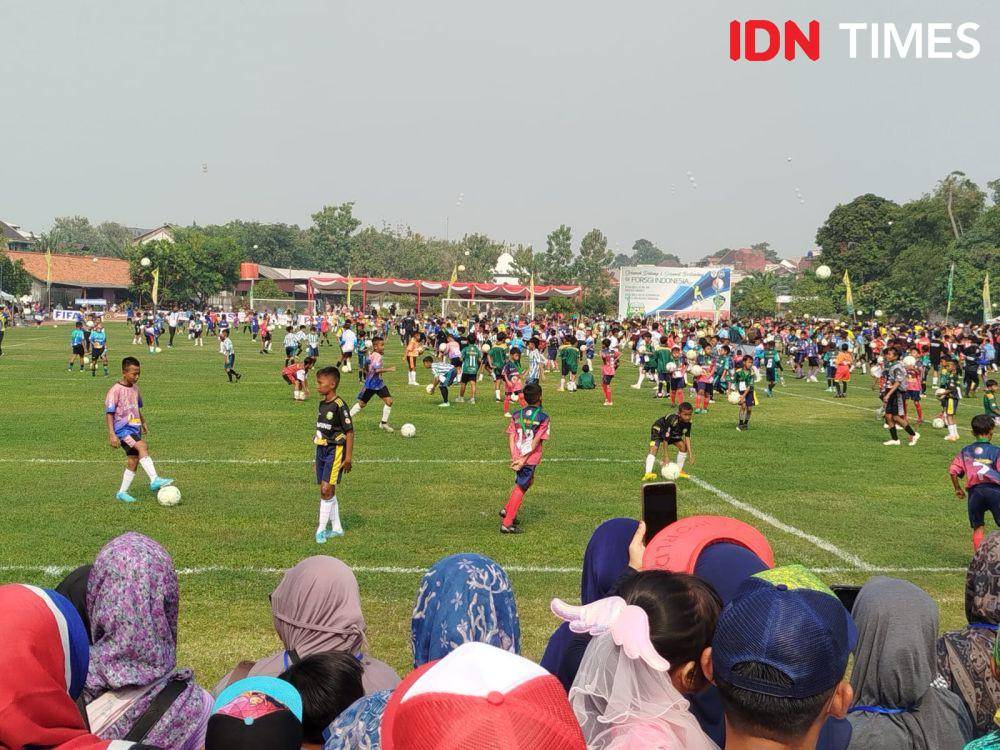 Rekor MURI jugling di FORSGI Piala Menpora 2024. (IDN Times/Sandy Firdaus)