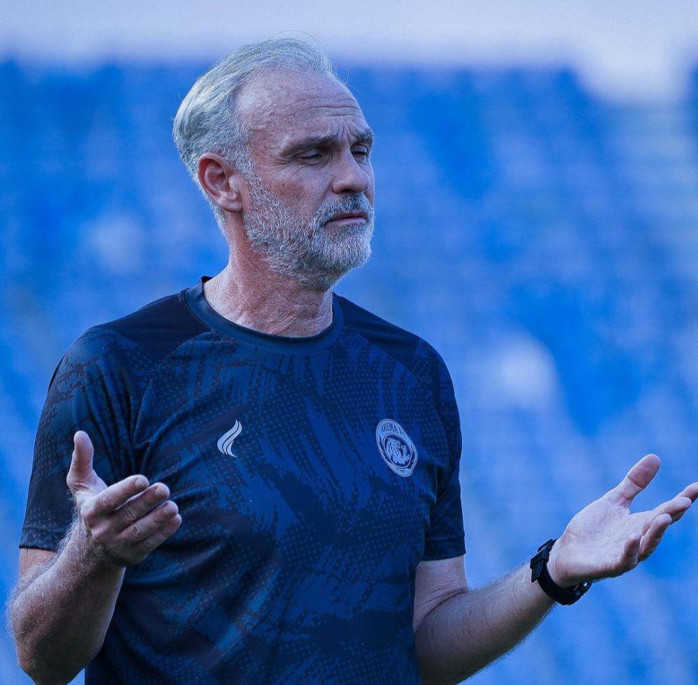 Arema FC Mendadak Pecat Pelatih Kepala Joel Cornelli