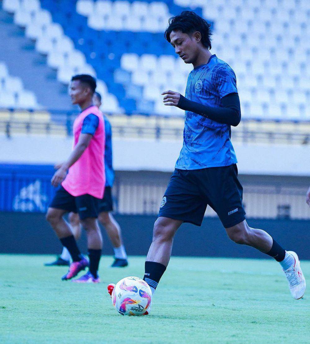 Pemain Arema FC saat menjajal lapangan Stadion Si Jalak Harupat Bandung. (Dok. Media Officer Arema FC)