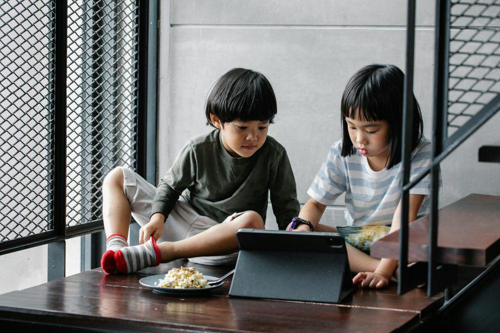 Ilustrasi anak kebanyakan main hape (pexels.com/Alex Green)
