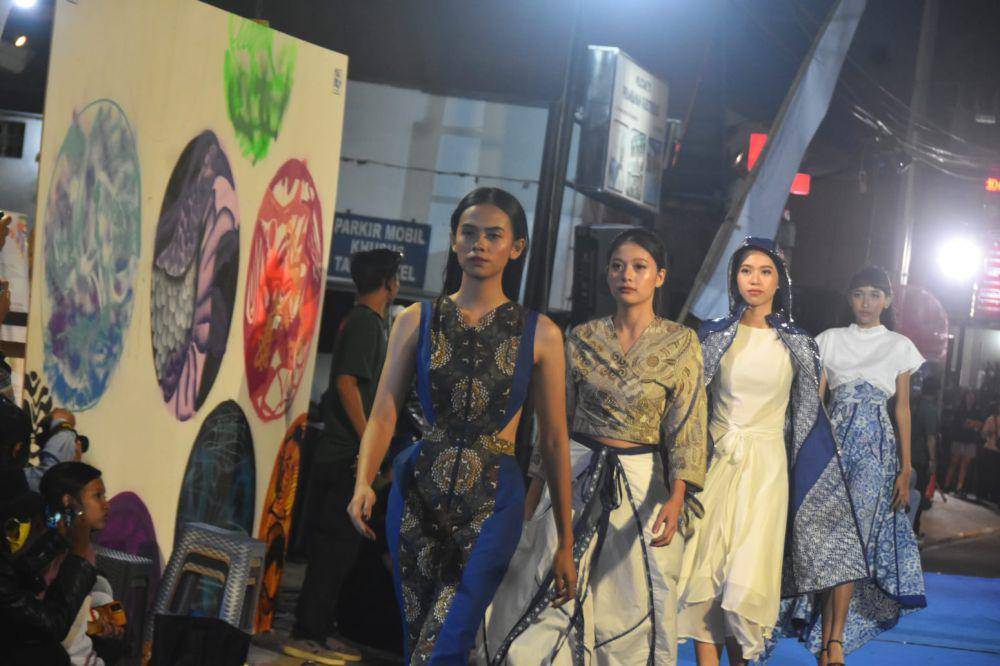 Lenggak-lenggok model dalam gelaran Fashion on The Street Festival Prawirotaman, Sabtu malam (24/8/2024). (Dokumentasi Pemkot Jogja)