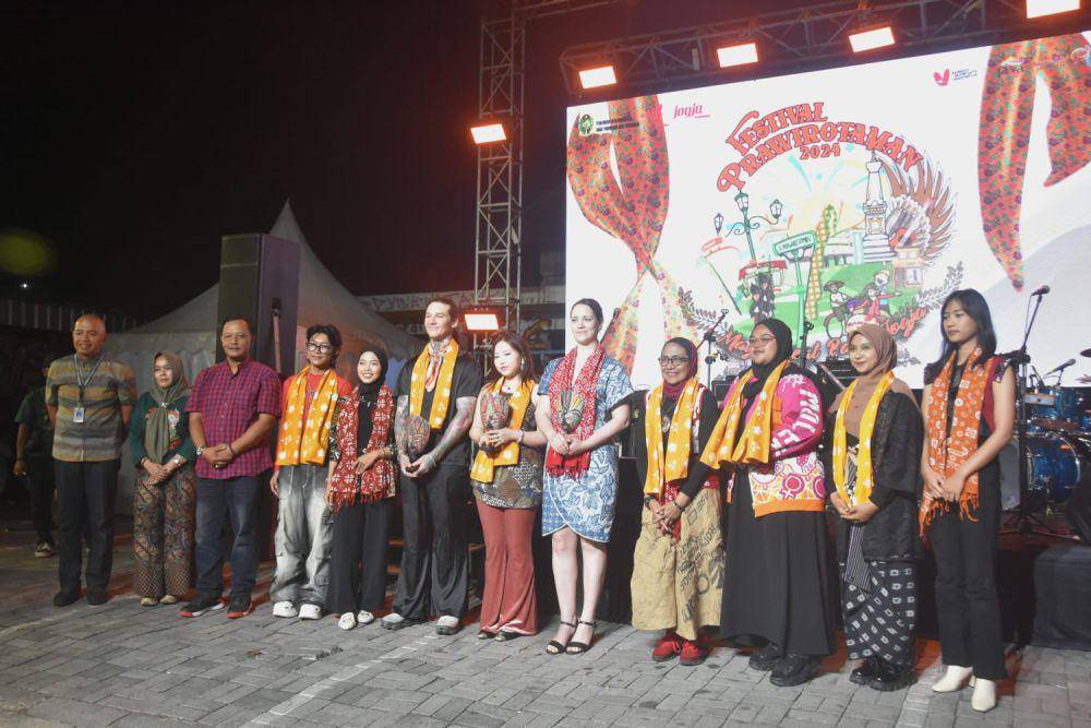 Para desainer dan pejabat Pemkot Jogja dalam gelaran Fashion on The Street Festival Prawirotaman, Sabtu malam (24/8/2024). (Dokumentasi Pemkot Jogja)
