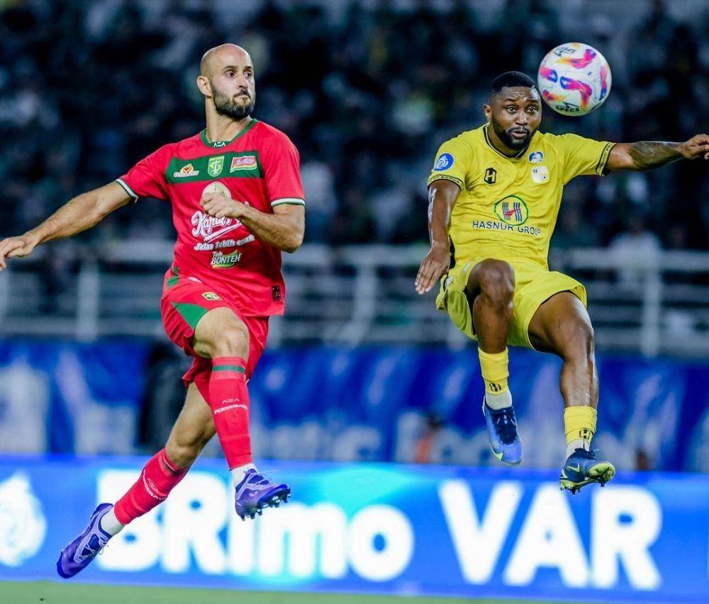 Pemain tengah Persebaya, M. Rashid saat duel dengan pemain Barito Putera. Instagram @officialpersebaya.