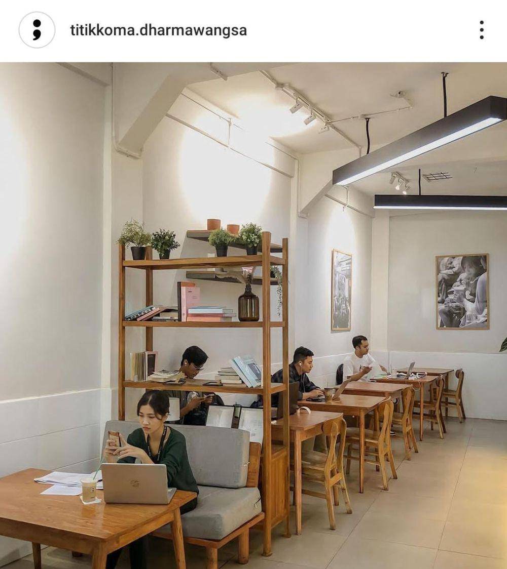 Potret suasana di Kopi Titik Koma Dharmawangsa (instagram.com/titikkoma.dharmawangsa)