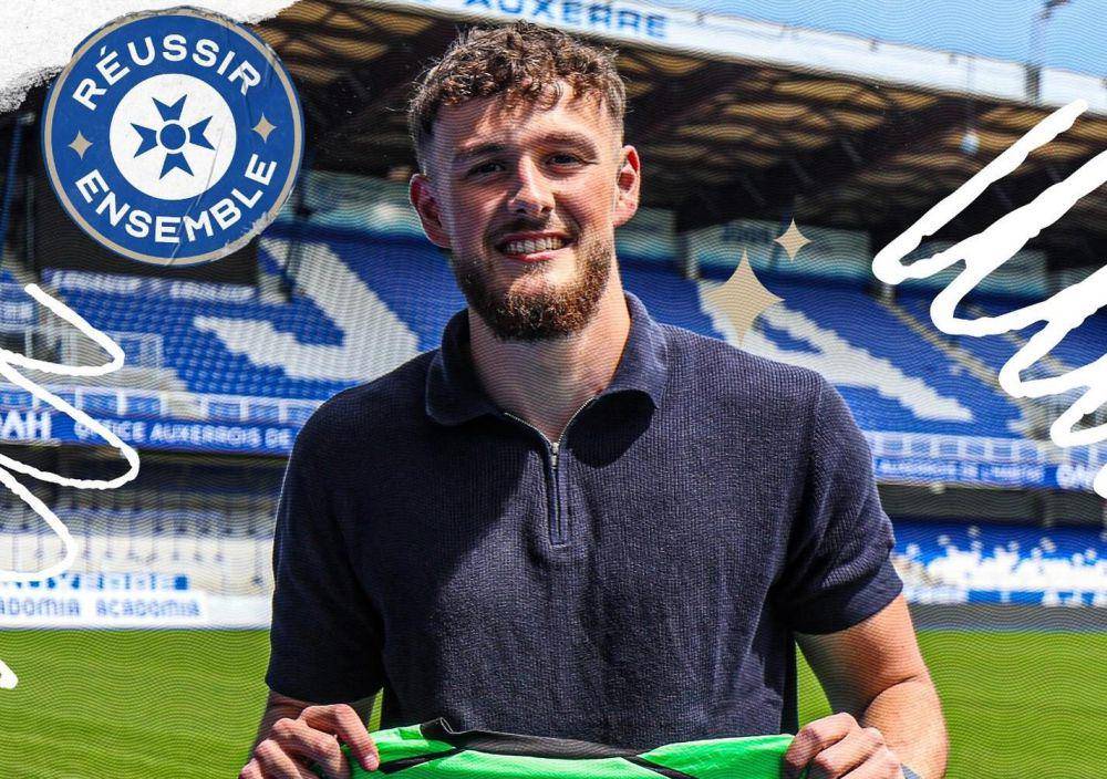 Tom Negrel saat resmi bergabung dengan Auxerre. (instagram.com/aja)