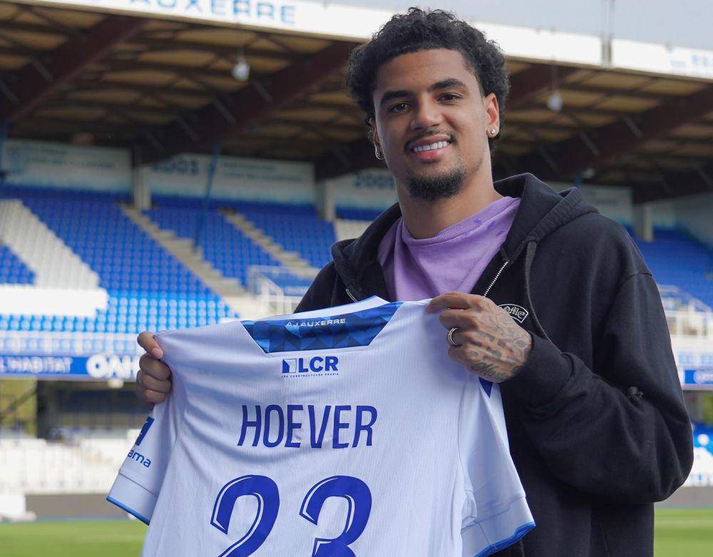 Ki-Jana Hoever saat resmi bergabung dengan AJ Auxerre. (instagram.com/aja)