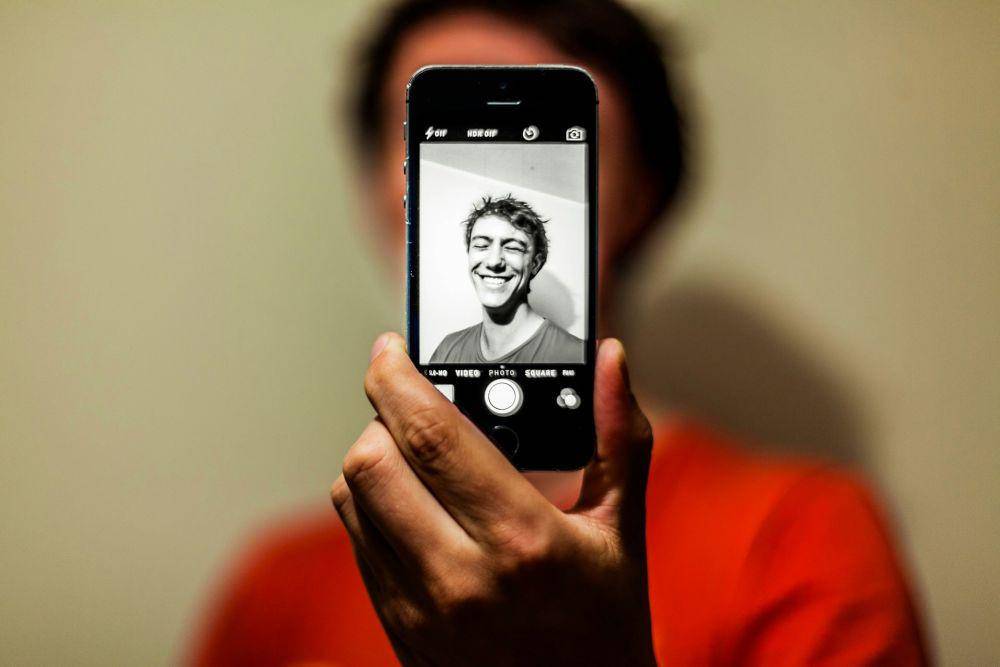 ilustrasi selfie (unsplash.cpm/Antoine Beauvillain)
