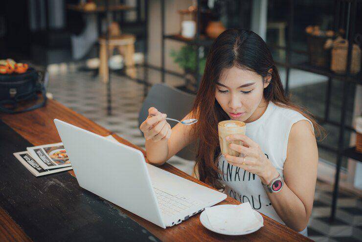 Ilustrasi mahasiswi nugas di cafe (freepik.com/chevanon)
