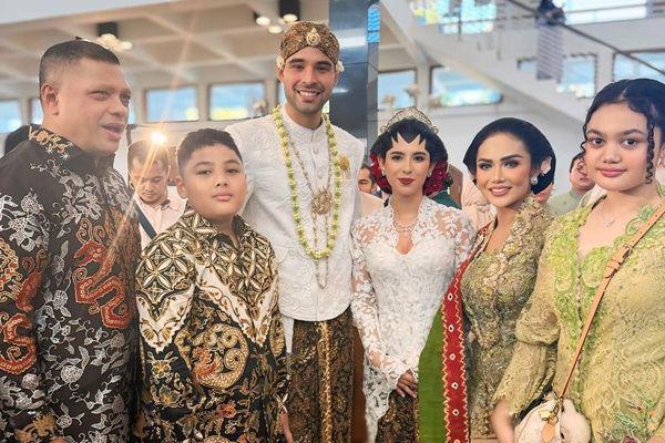 7 Potret Akad Nikah Nadine Anak Susi Pudjiastuti di Masjid Pangandaran