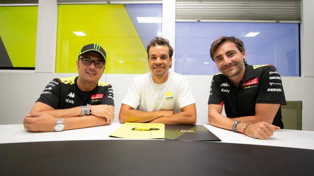 Franco Morbidelli (tengah) berfoto bersama Alessio Salucci dan Pablo Nieto. (motogp.com)