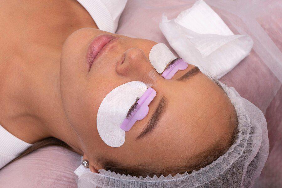 Ilustrasi eyelash extension. (freepik.com)