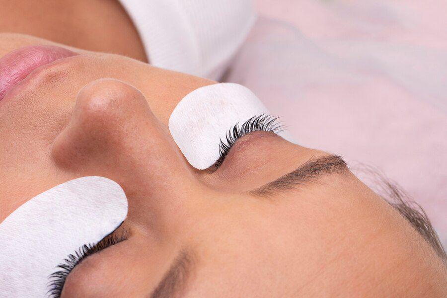 Ilustrasi eyelash extension. (freepik.com)